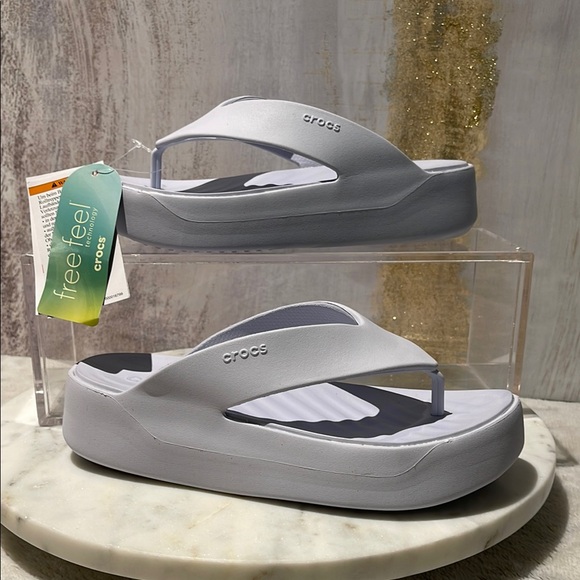 CROCS Shoes - CROCS Light Gray Platform Flip-Flops  (W7)